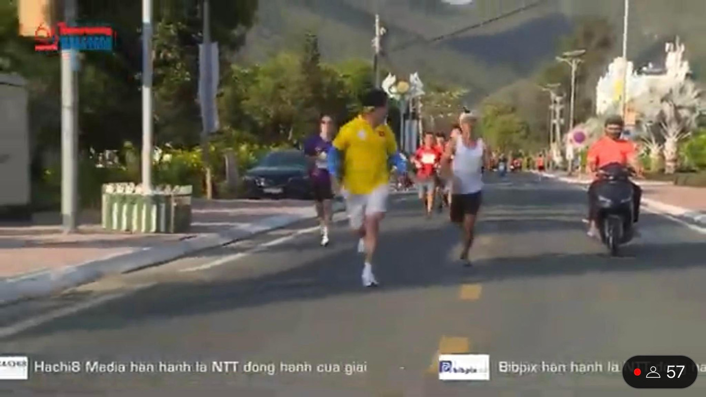 HLV Trần Văn Sỹ (áo vàng) và VĐV Hoàng Nguyên Thanh (áo trắng) trên đường chạy Côn Đảo HLV Trần Văn Sỹ (áo vàng) và VĐV Hoàng Nguyên Thanh (áo trắng) trên đường chạy Côn Đảo