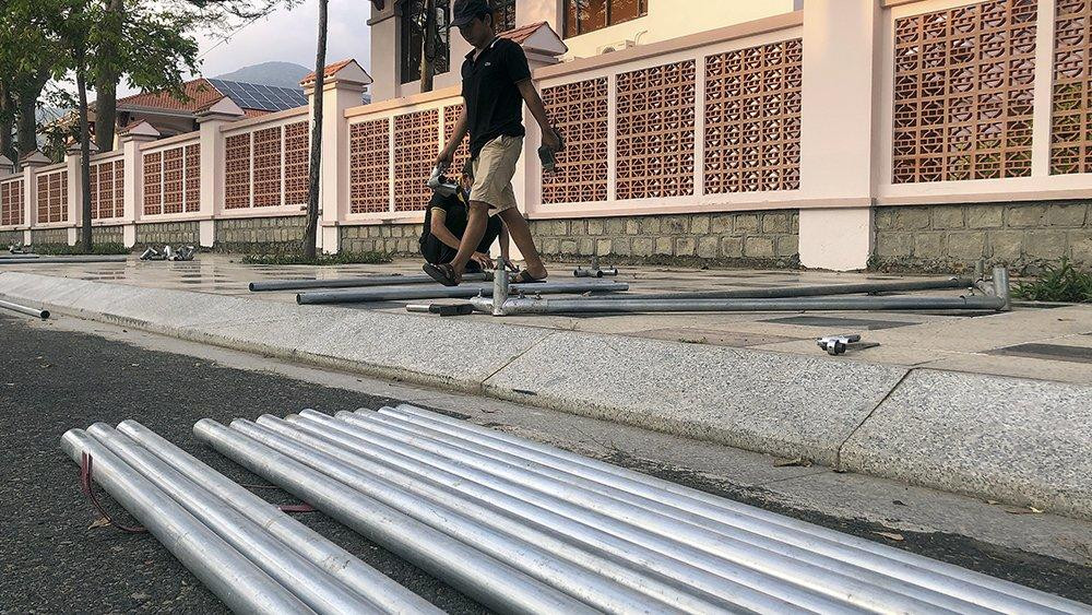 Ban tổ chức gấp rút tiến hành các hạng mục thi công, lắp đặt lều bạt của các khu chức năng.