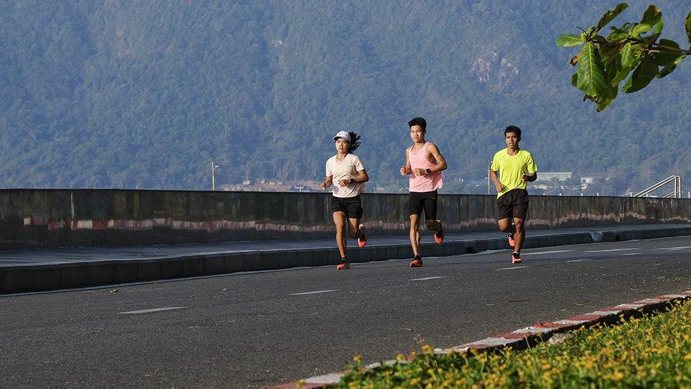 Một trong những cái tên đáng chú ý có lẽ phải nhắc đến là Hoàng Thị Ngọc Hoa (trái), VĐV đến từ đoàn Bình Phước. Cô là nhà vô địch Tiền Phong Marathon mùa giải 2020 và Á quân 2021.