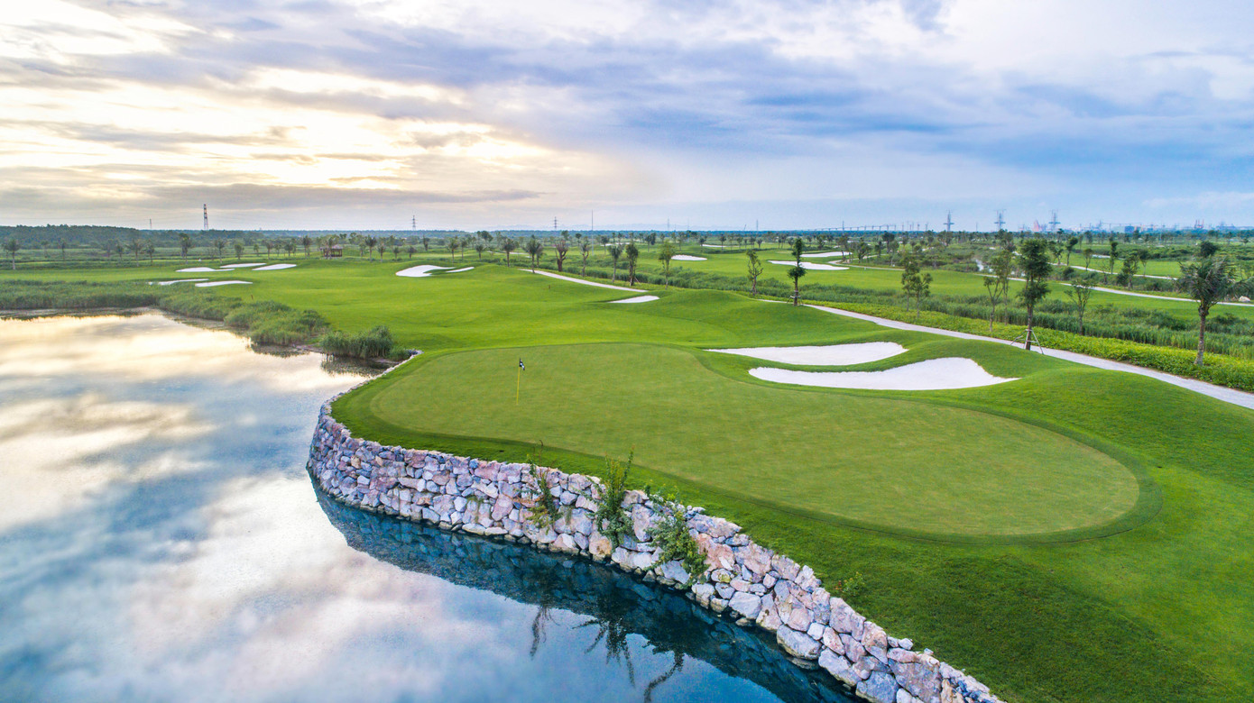 Vinpearl Golf Hải Phòng tọa lạc tại đảo Vũ Yên xinh đẹp, thuộc địa phần của quận Hải An và huyện Thuỷ Nguyên, thành phố Hải Phòng. Đây cũng là lý do vì sao sân golf này còn được gọi là Sân golf Vũ Yên Hải Phòng.