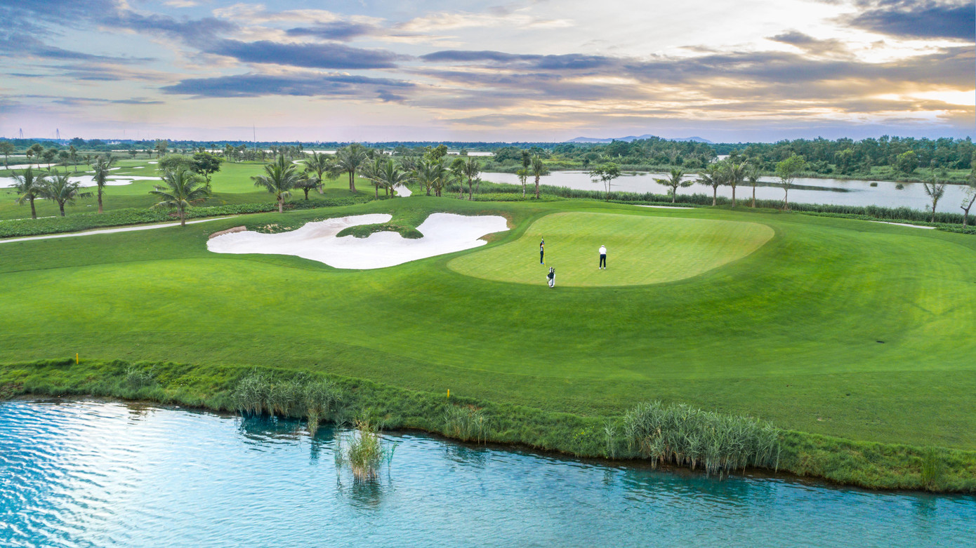 Vinpearl Golf Hải Phòng nằm ở ngay trung tâm của quần thể khách sạn, nghỉ dưỡng, du lịch sinh thái đảo Vũ Yên và được thiết kế với công ty IMG WorldWide.