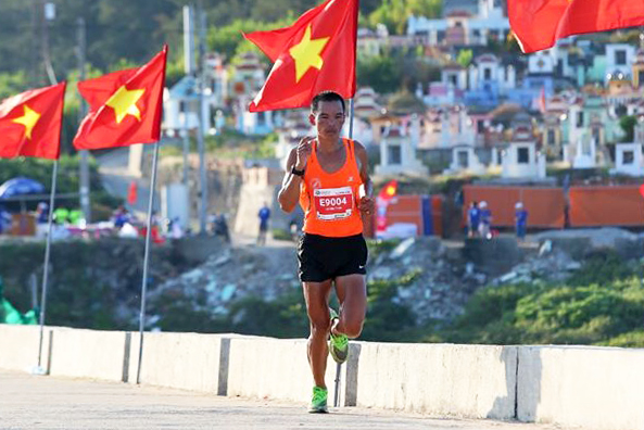 Runner Lê Văn Tuấn là Á quân Tiền Phong Marathon 2020