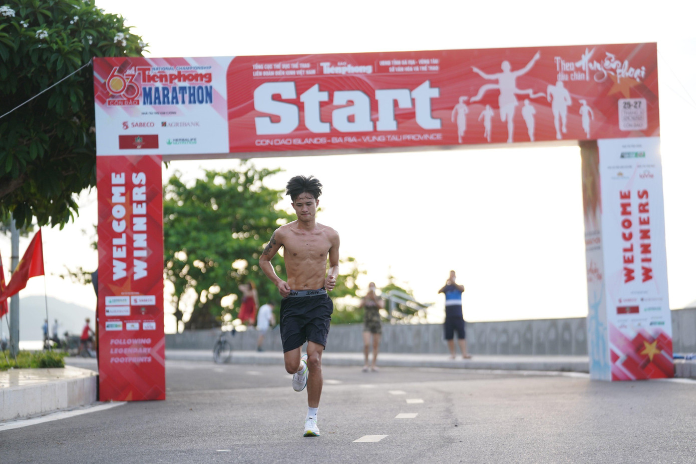 Tiền Phong Marathon 2022 quy tụ 3.700 VĐV, trong đó có hơn 200 VĐV chuyên nghiệp đến từ 27 đoàn tranh tài ở các nội dung dành cho hệ tuyển và hệ trẻ. Các VĐV tranh tài ở 4 cự ly: marathon, bán marathon, 10km và 5km (năm nay chỉ dành cho VĐV chuyên nghiệp). Ảnh: Nguyễn Trung Cường (Hà Tĩnh) tranh tài 10km nam tuyển tại Tiền Phong Marathon 2022.