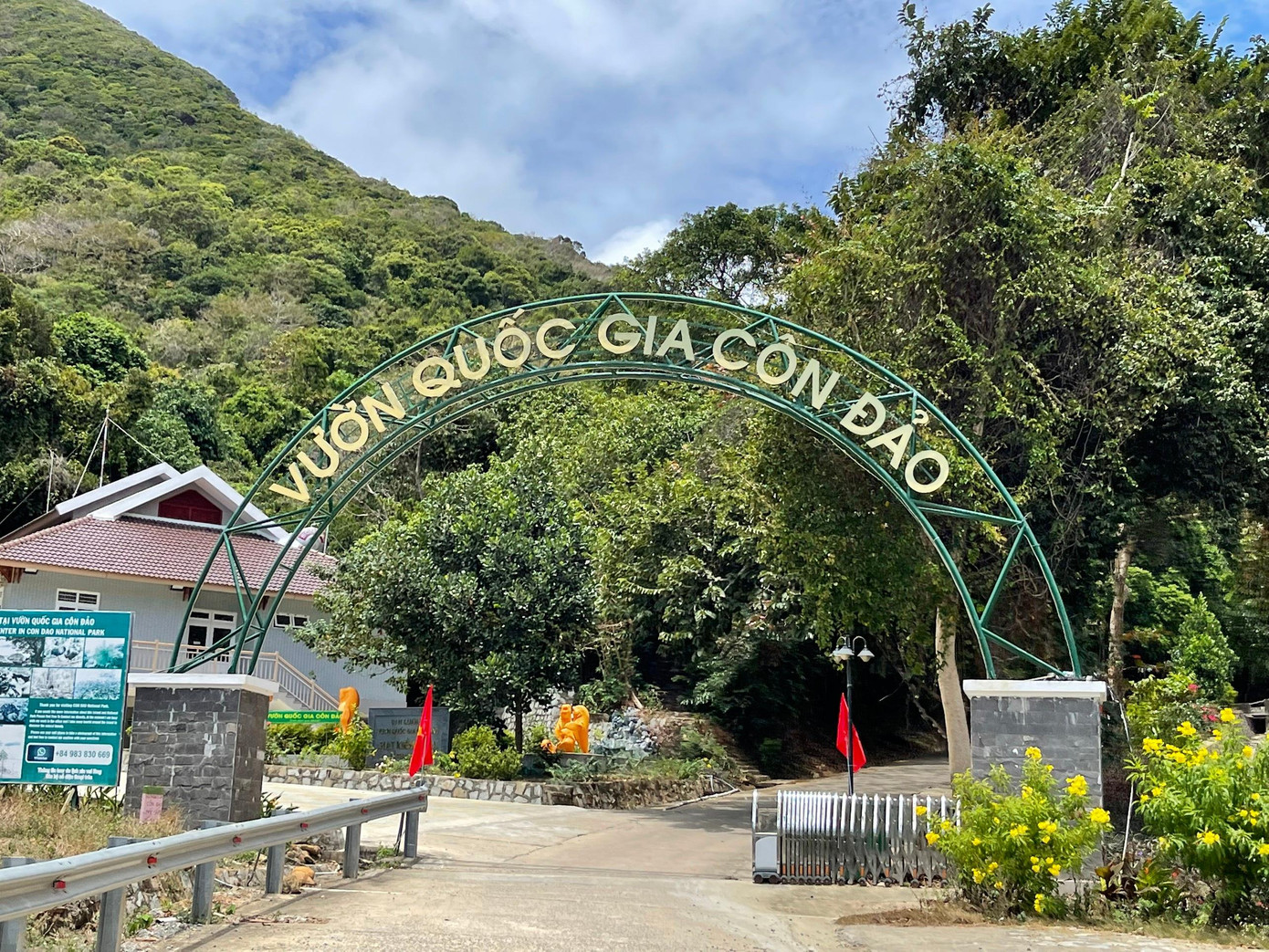 Tiền Phong Marathon 2022 diễn ra từ 25-27/3 tại huyện Côn Đảo (tỉnh Bà Rịa- Vũng Tàu), quy tụ hơn 3.700 VĐV, gồm hơn 200 VĐV chuyên nghiệp và khoảng 3.500 VĐV phong trào, thi đấu ở 4 cự ly: marathon, bán marathon, 10km và 5km (năm nay chỉ dành cho VĐV chuyên nghiệp).