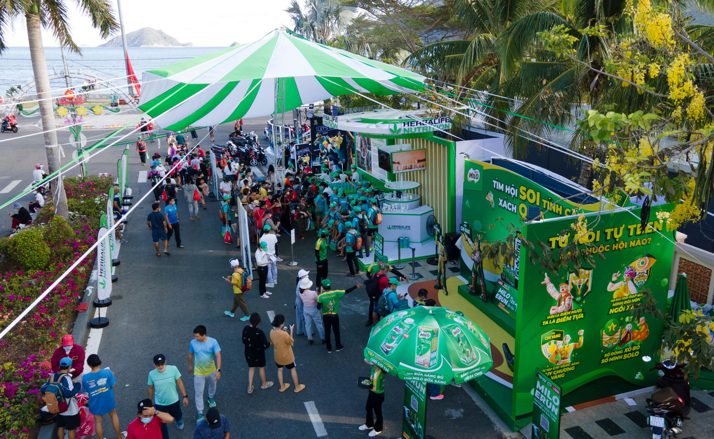 Các gian hàng cũng vô cùng sôi động, với nhiều trò chơi và phần quà hấp dẫn dành cho các runner.