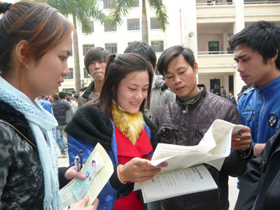 Lao động chen chúc trong kỳ thi tiếng Hàn tháng 12-2011 Ảnh: Phong Cầm