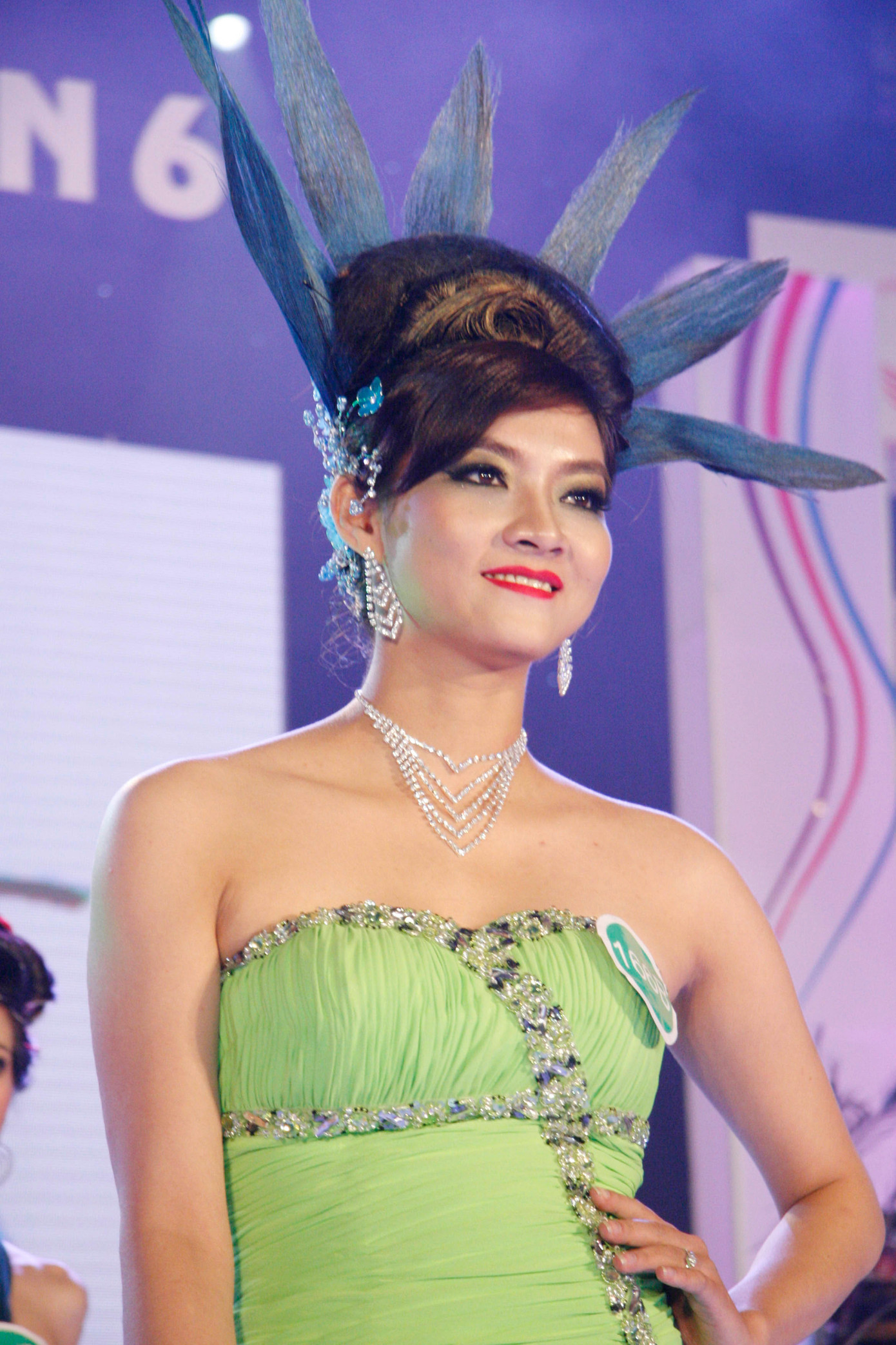 Mẫu tóc với chủ đề “mầm sống” của nhà thiết kế Nguyễn Thắng