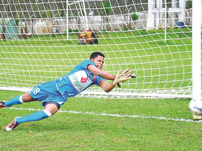 Thủ môn Bassey Akpan đang là điểm tựa cho thành công của HAGL ở lượt đi V-League 2013. ảnh: T.Thế