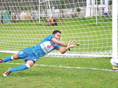 Thủ môn Bassey Akpan đang là điểm tựa cho thành công của HAGL ở lượt đi V-League 2013. ảnh: T.Thế