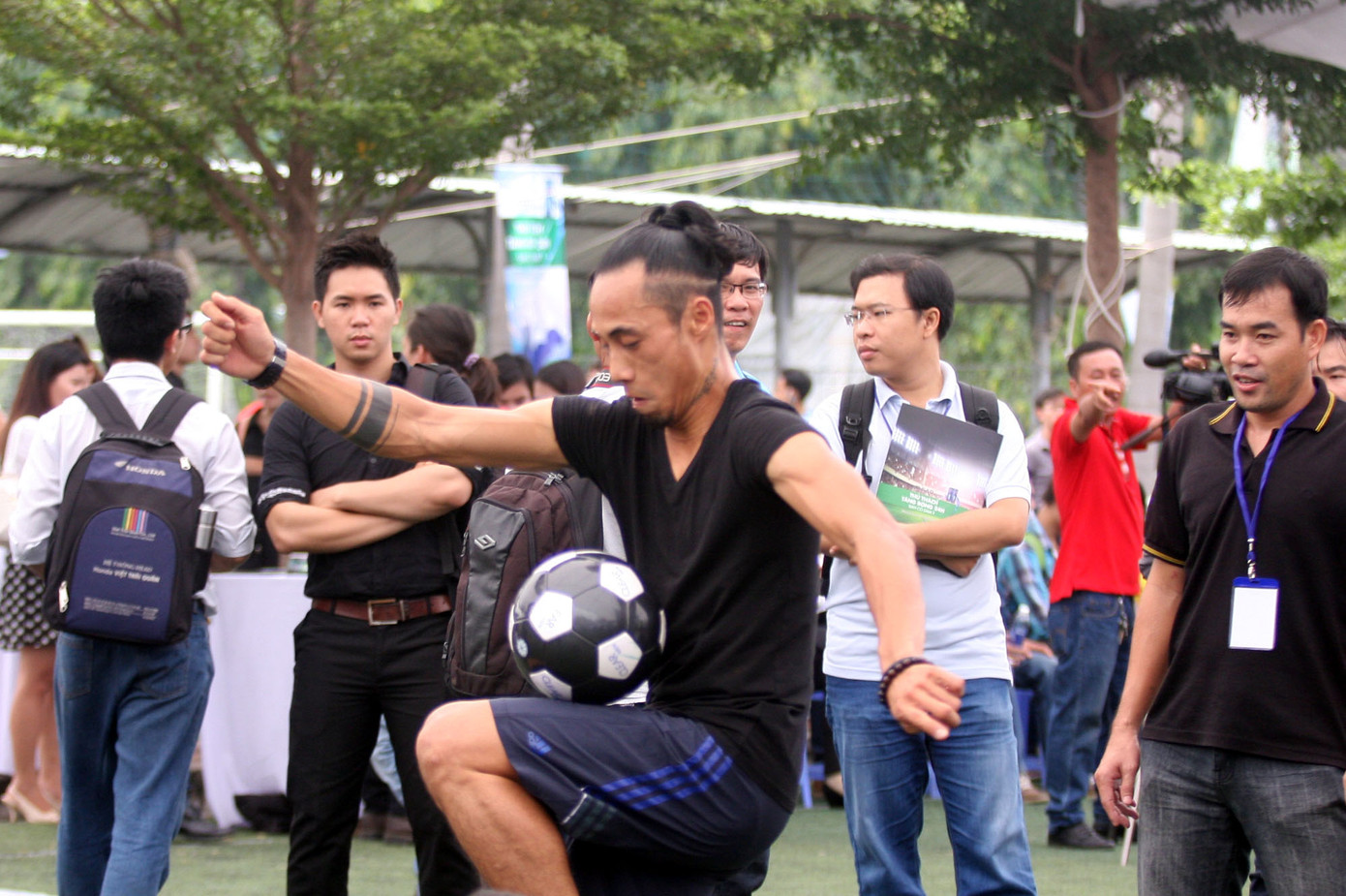 Ca sĩ Anh khoa tâng bóng