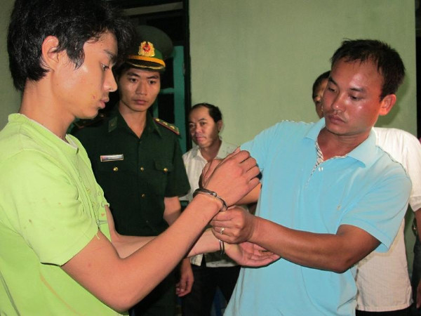 Nắm được thông tin từ người thân của Luyện, 16 giờ ngày 31 – 8, Luyện bị bắt giữ khi vừa xuất hiện ở biên giới Việt Nam – Trung Quốc trên địa bàn tỉnh Lạng Sơn. Ngay lập tức Luyện được dẫn giải về Đồn biên phòng Nà Hinh để lấy lời khai. 