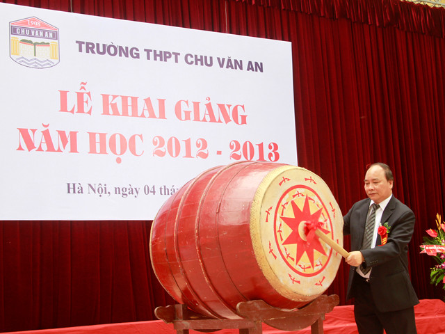 Phó Thủ tướng Nguyễn Xuân Phúc gióng trống khai giảng năm học 2012 - 2013 tại trường THPT Chu Văn An. Ảnh: X.T Phó Thủ tướng Nguyễn Xuân Phúc gióng trống khai giảng năm học 2012 - 2013 tại trường THPT Chu Văn An