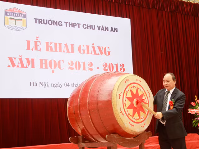 Phó Thủ tướng Nguyễn Xuân Phúc gióng trống khai giảng năm học 2012 - 2013 tại trường THPT Chu Văn An
