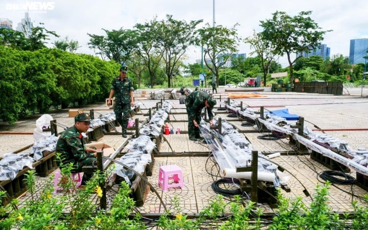 Chiều 2/9, tại công viên hầm vượt sông Sài Gòn, 1.500 quả pháo tầm cao cùng 30 giàn pháo hoa tầm thấp và 10 giàn pháo hoa hỏa thuật được bố trí để dựng trận địa pháo hoa. Đây là khu vực tập kết nhiều giàn pháo hoa nhất trong các điểm bắn của TP.HCM.