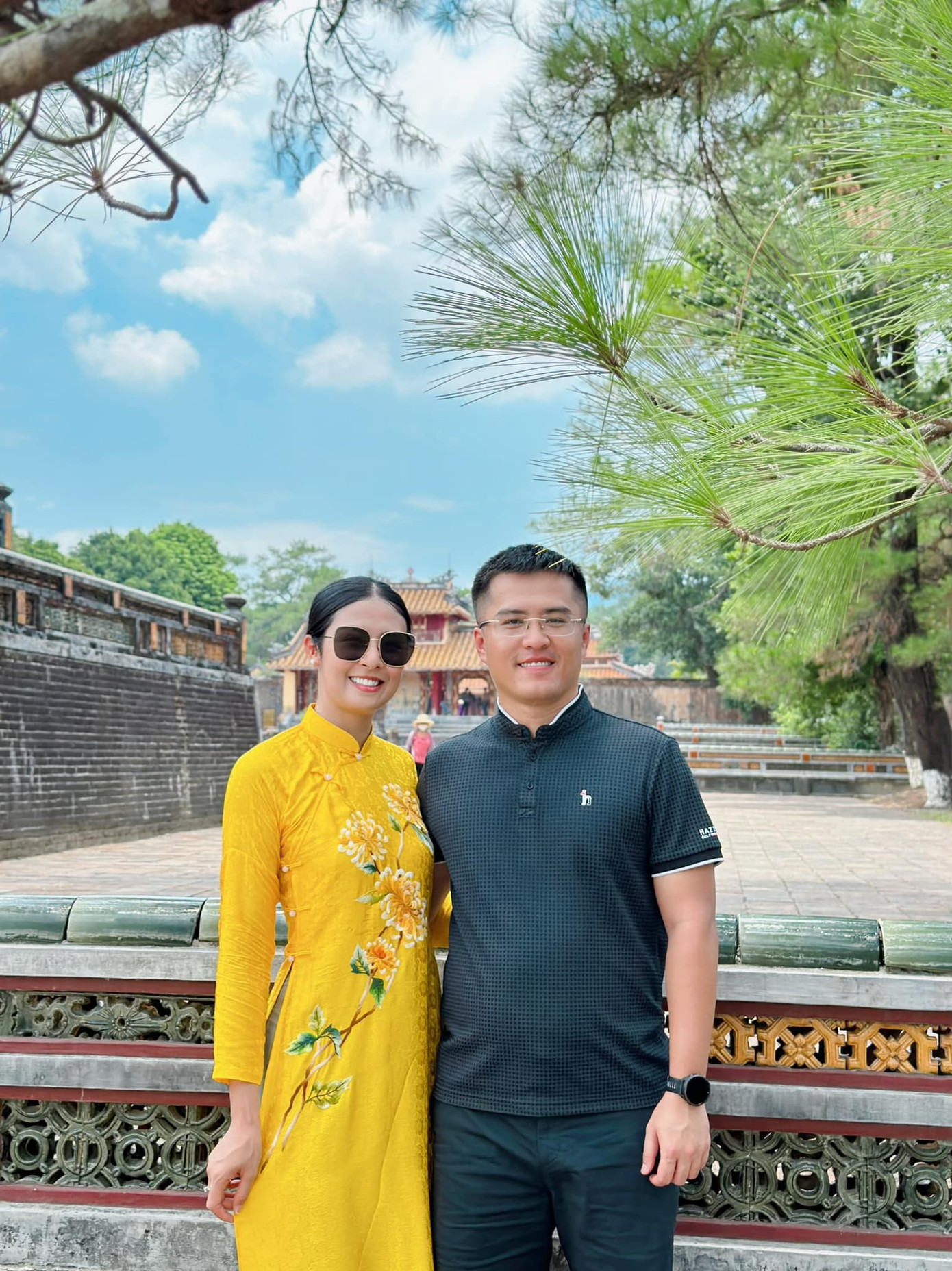 Hoa hậu Ngọc Hân diện áo dài màu vàng, cùng chồng thăm Đại nội Huế trong ngày 2/9. Hoa hậu Ngọc Hân diện áo dài màu vàng, cùng chồng thăm Đại nội Huế trong ngày 2/9.