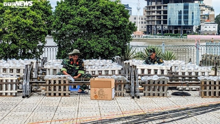 Thượng tá Lưu Phương Nam, Phó chỉ huy trưởng, Tham mưu trưởng Ban chỉ huy Quân sự TP Thủ Đức cho biết, từ 5h sáng nay, việc lắp đặt "trận địa pháo hoa được diễn ra trong không khí khẩn trương nhưng phải bảo đảm những quy trình nghiêm ngặt trước giờ khai hoả tối nay.