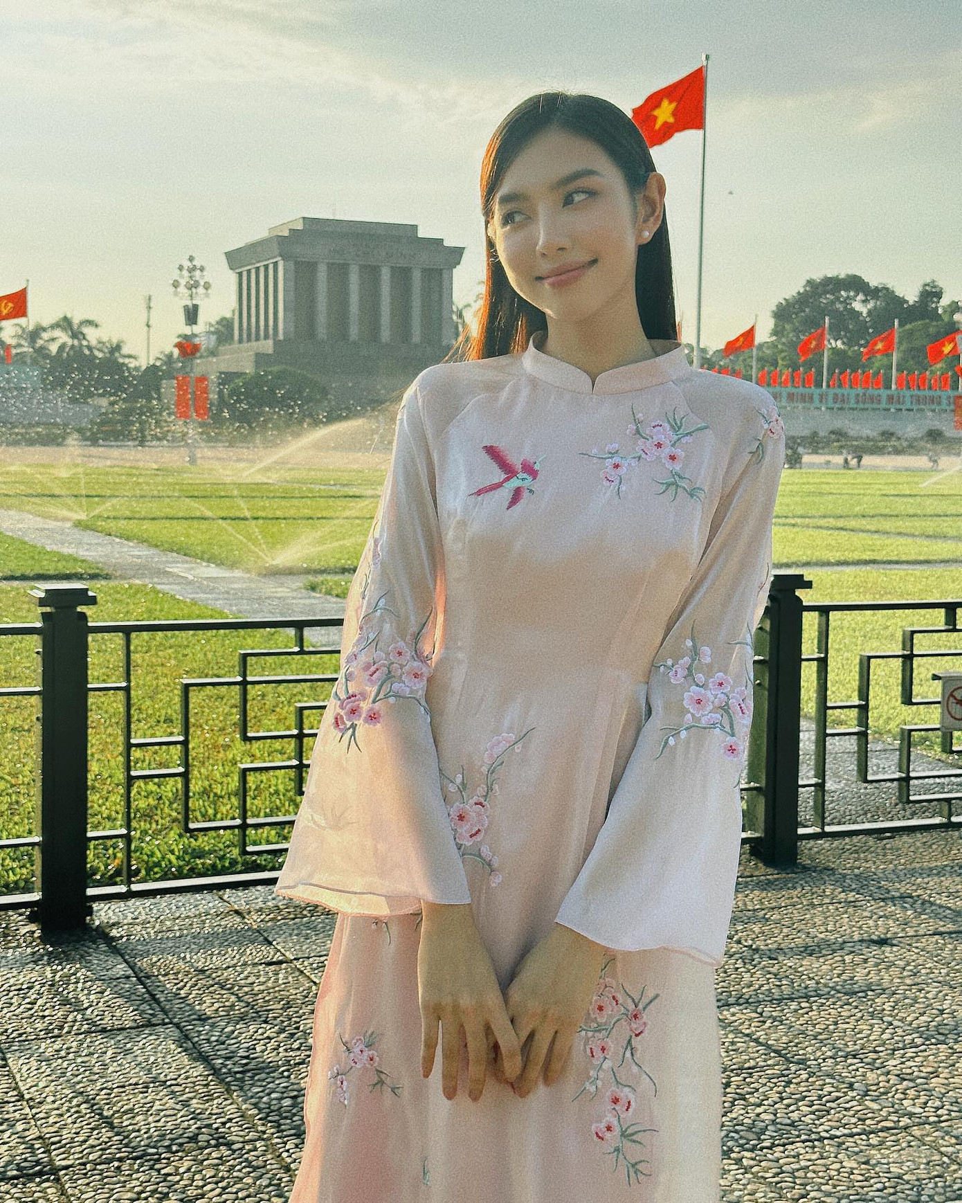 Nhân dịp nghỉ lễ Quốc khánh 2/9, Hoa hậu Thùy Tiên tới thăm Lăng Chủ tịch Hồ Chí Minh. Người đẹp diện áo dài màu hồng pastel, đính kết hoạ tiết hoa nền nã, duyên dáng. Nhân dịp nghỉ lễ Quốc khánh 2/9, Hoa hậu Thùy Tiên tới thăm Lăng Chủ tịch Hồ Chí Minh. Người đẹp diện áo dài màu hồng pastel, đính kết hoạ tiết hoa nền nã, duyên dáng.