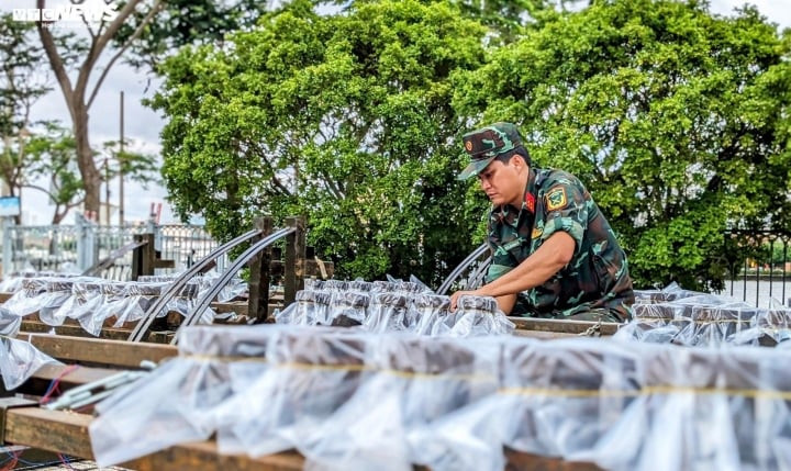 Những đầu ống pháo sau khi đã nạp đạn vào ống được buộc kín bằng bao nilon.