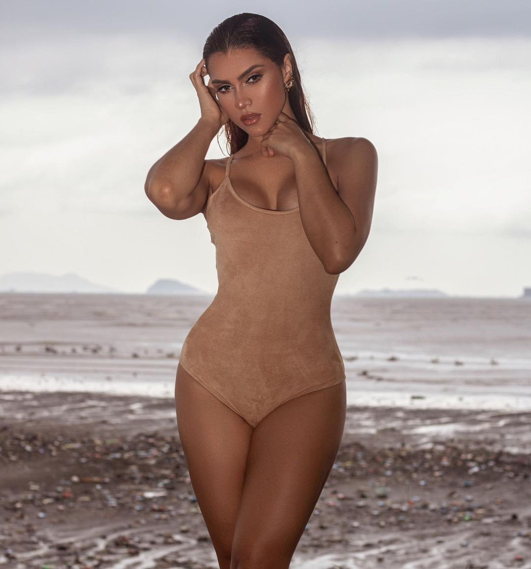 Julia cũng tích cực tham gia với tư cách tình nguyện viên trong hiệp hội quốc gia chống ung thư, Quỹ Joven Panama và quan tâm đến vấn đề môi trường.