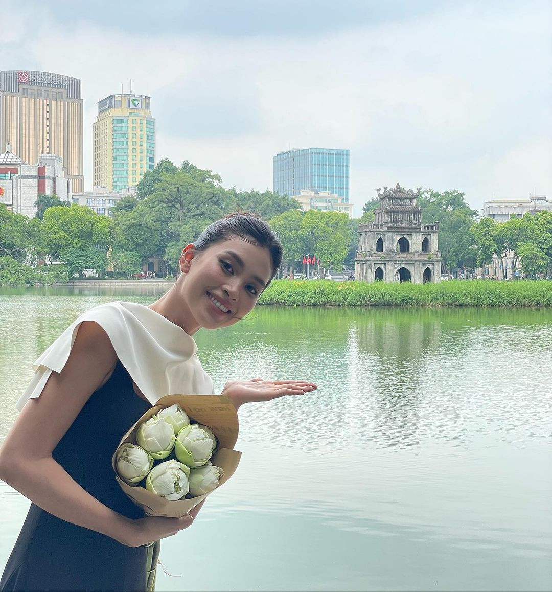Hoa hậu Tiểu Vy thăm Hồ Gươm nhân dịp ra thủ đô trong ngày lễ Quốc khánh 2/9. Người đẹp thích thú khi ngồi xích lô, dạo quanh phố phường Hà Nội trong tiết trời thu nắng đẹp. Hoa hậu Tiểu Vy thăm Hồ Gươm nhân dịp ra thủ đô trong ngày lễ Quốc khánh 2/9. Người đẹp thích thú khi ngồi xích lô, dạo quanh phố phường Hà Nội trong tiết trời thu nắng đẹp.
