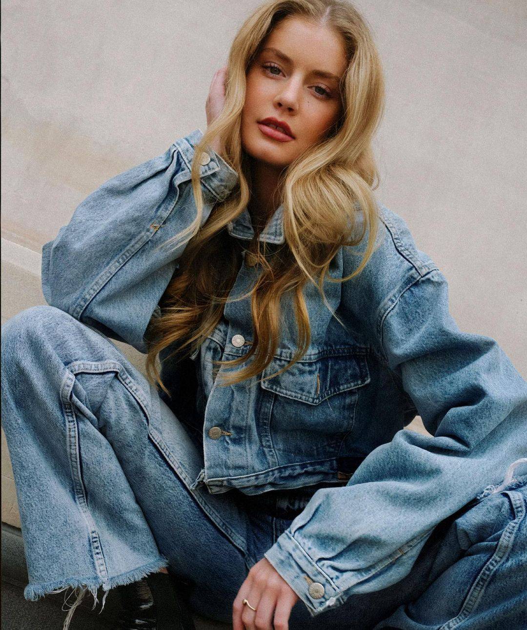 Cô cũng từng là vận động viên chạy chuyên nghiệp, từng tham gia nhiều giải chạy xuyên quốc gia.