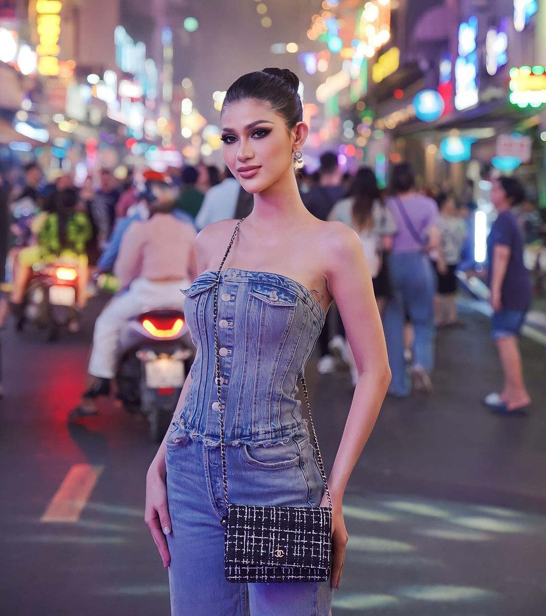 Đương kim Hoa hậu Hoa hậu Hòa bình Indonesia 2023 Ritassya Wellgreat Waynands khoe dáng trên đường phố TPHCM.