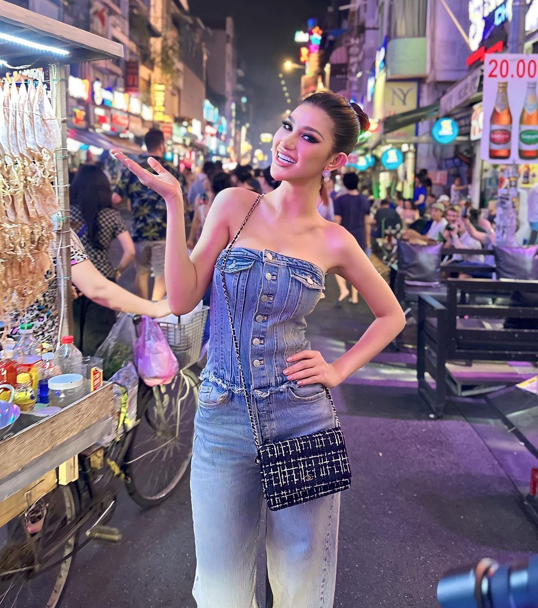 Đương kim Hoa hậu Hoa hậu Hòa bình Indonesia 2023 Ritassya Wellgreat Waynands khoe dáng trên đường phố TPHCM.