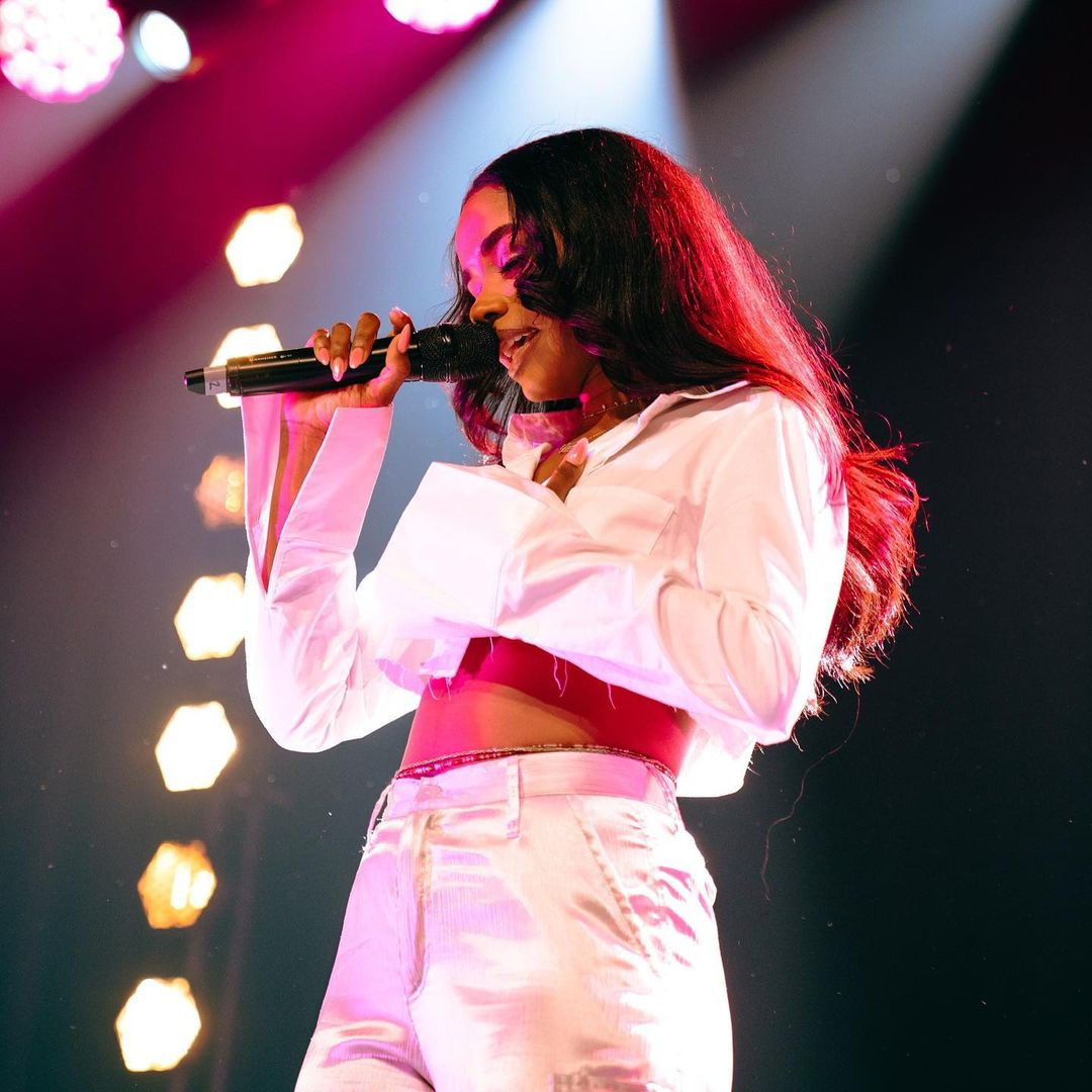 Toni Ann Singh theo đuổi sự nghiệp âm nhạc ở Mỹ.