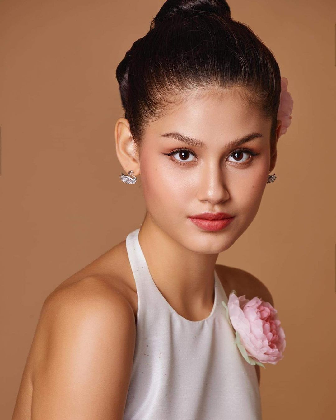 Sự đăng quang của Cora Bliault cho thấy giới sắc đẹp Thái Lan vẫn ưa chuộng những người đẹp lai. Thế mạnh ngoại ngữ và body bốc lửa được cho là giúp người đẹp lai nổi bật tại các cuộc thi nhan sắc.