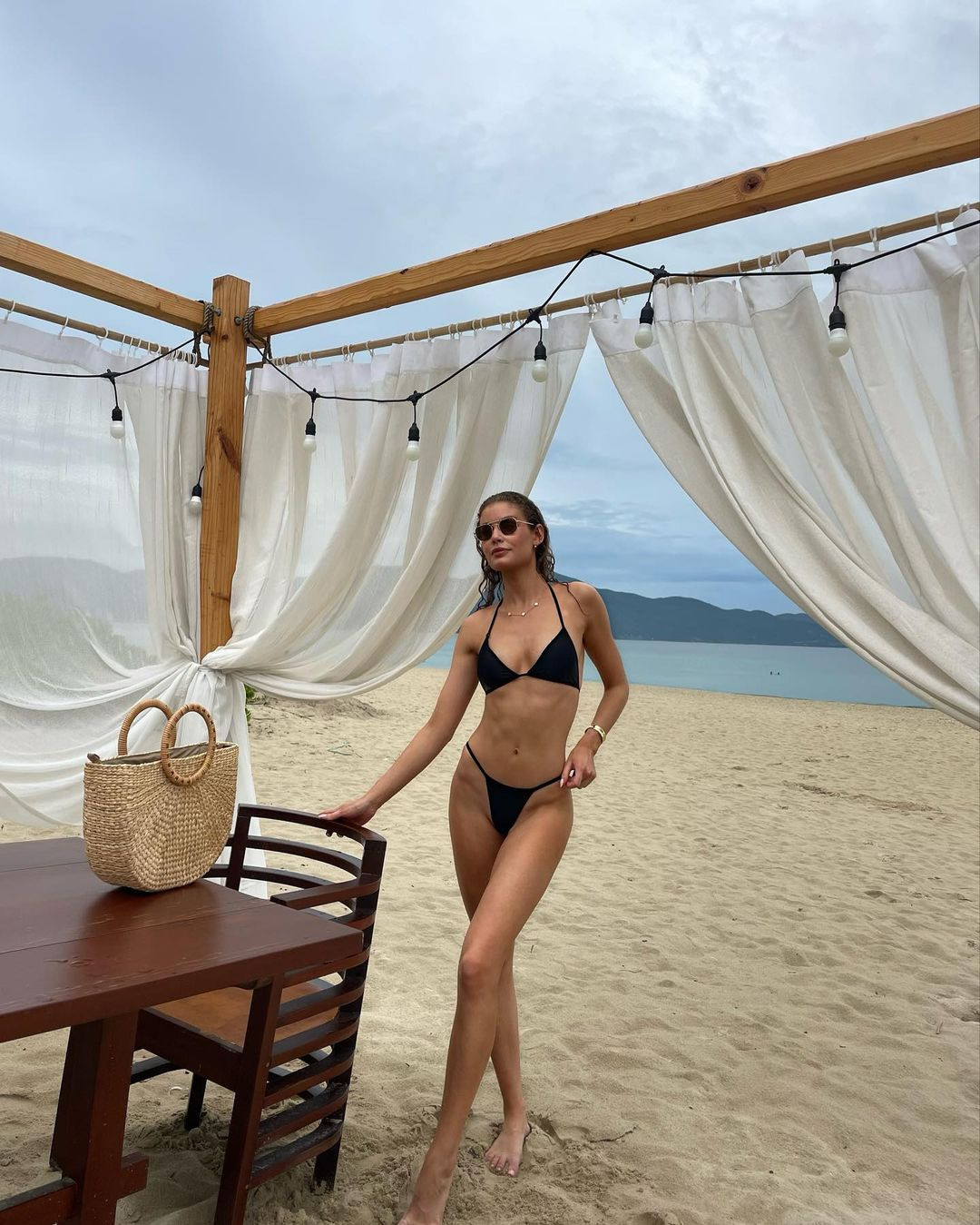 Mới đây, Moraya Wilson cùng 23 thí sinh của cuộc thi Hoa hậu Hoàn vũ Australia đã sang Việt Nam, tham gia thử thách chụp ảnh bikini trên bãi biển Đà Nẵng. Người đẹp gây chú ý với thân hình thanh mảnh nhưng vẫn có đường cong quyến rũ.