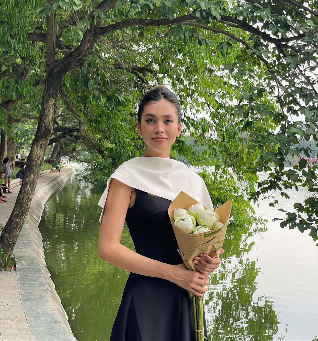 Hoa hậu Tiểu Vy thăm Hồ Gươm nhân dịp ra thủ đô trong ngày lễ Quốc khánh 2/9. Người đẹp thích thú khi ngồi xích lô, dạo quanh phố phường Hà Nội trong tiết trời thu nắng đẹp. Hoa hậu Tiểu Vy thăm Hồ Gươm nhân dịp ra thủ đô trong ngày lễ Quốc khánh 2/9. Người đẹp thích thú khi ngồi xích lô, dạo quanh phố phường Hà Nội trong tiết trời thu nắng đẹp.