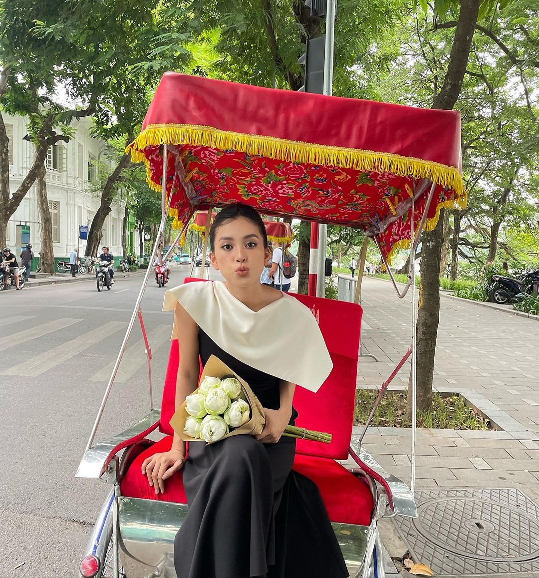 Hoa hậu Tiểu Vy thăm Hồ Gươm nhân dịp ra thủ đô trong ngày lễ Quốc khánh 2/9. Người đẹp thích thú khi ngồi xích lô, dạo quanh phố phường Hà Nội trong tiết trời thu nắng đẹp. Hoa hậu Tiểu Vy thăm Hồ Gươm nhân dịp ra thủ đô trong ngày lễ Quốc khánh 2/9. Người đẹp thích thú khi ngồi xích lô, dạo quanh phố phường Hà Nội trong tiết trời thu nắng đẹp.