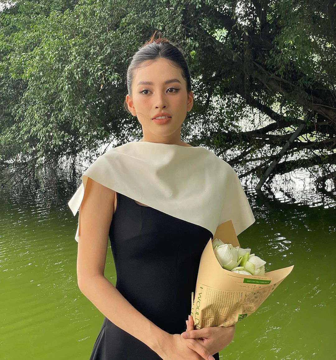 Hoa hậu Tiểu Vy thăm Hồ Gươm nhân dịp ra thủ đô trong ngày lễ Quốc khánh 2/9. Người đẹp thích thú khi ngồi xích lô, dạo quanh phố phường Hà Nội trong tiết trời thu nắng đẹp. Hoa hậu Tiểu Vy thăm Hồ Gươm nhân dịp ra thủ đô trong ngày lễ Quốc khánh 2/9. Người đẹp thích thú khi ngồi xích lô, dạo quanh phố phường Hà Nội trong tiết trời thu nắng đẹp.