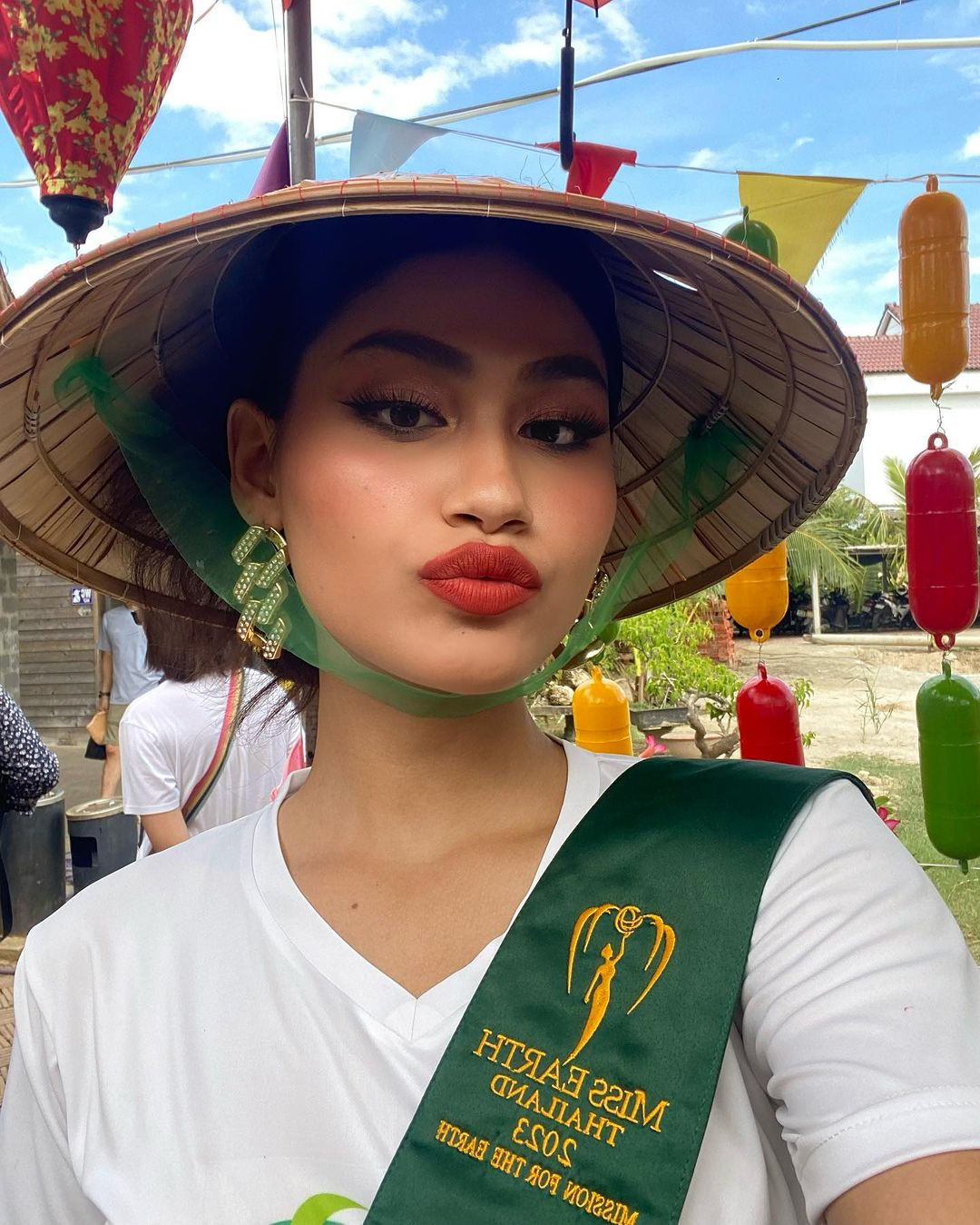 Trước đó, Cora Bliault cùng 11 thí sinh của cuộc thi Hoa hậu Trái Đất Thái Lan 2023 đã có chuyến hoạt động tại Đà Nẵng. Các thí sinh có dịp tham quan danh lam thắng cảnh nổi tiếng ở Đà Nẵng. Họ cũng chụp ảnh check-in ở cây cầu Vàng nổi tiếng.