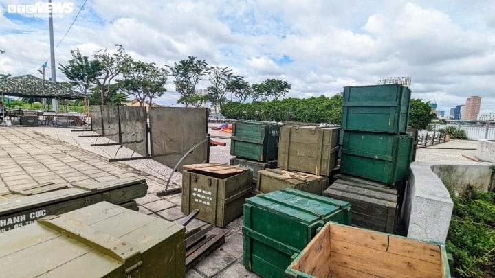 Các linh kiện lắp dàn pháo được tập kết.