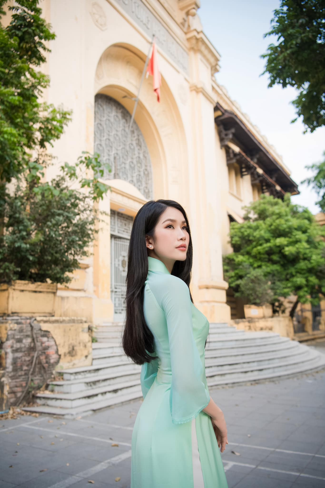 Á hậu Phương Anh diện áo dài xanh nền nã, thăm Dinh Độc lập trong ngày 2/9. Á hậu Phương Anh diện áo dài xanh nền nã, thăm Dinh Độc lập trong ngày 2/9.