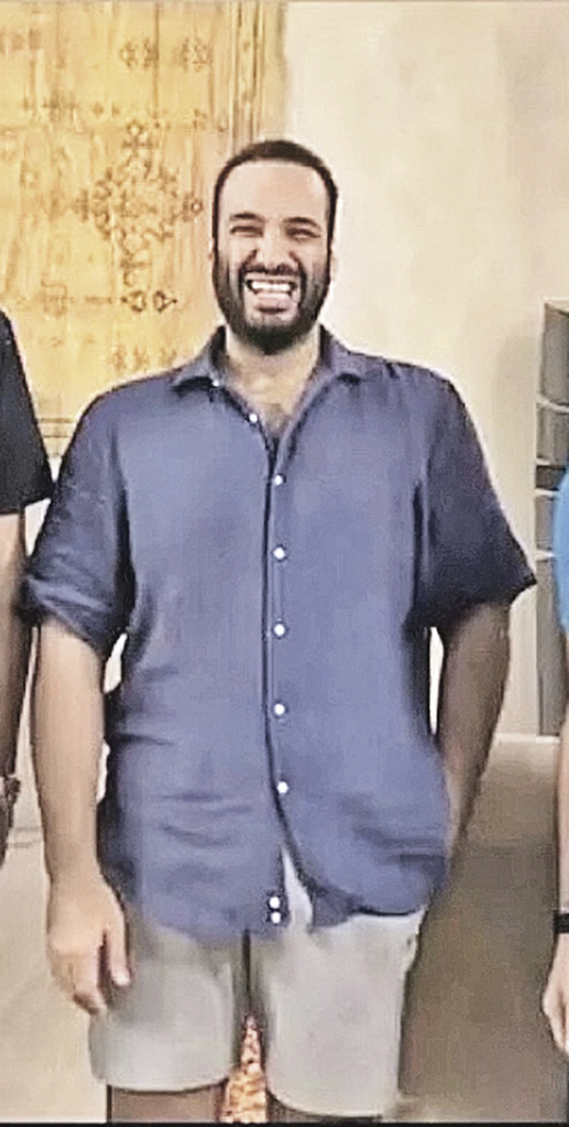 Người ta đã quen nhìn thấy Mohammed bin Salman trong trang phục dân tộc của người Saudi - áo gandura trắng dài đến sàn và khăn quàng cổ gutra ca rô màu đỏ nhưng đôi khi ông cũng chọn phong cách ăn mặc châu Âu. Người ta đã quen nhìn thấy Mohammed bin Salman trong trang phục dân tộc của người Saudi - áo gandura trắng dài đến sàn và khăn quàng cổ gutra ca rô màu đỏ nhưng đôi khi ông cũng chọn phong cách ăn mặc châu Âu.