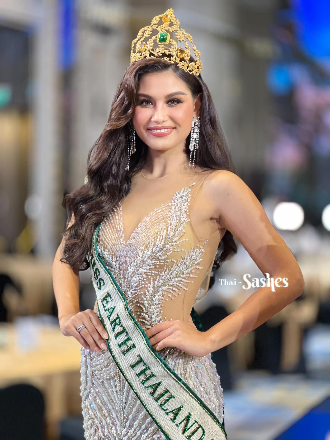 Cora Bliault tròn 18 tuổi, là người đẹp lai Thái - Canada, hiện là sinh viên chuyên ngành Quản lý Khách sạn.