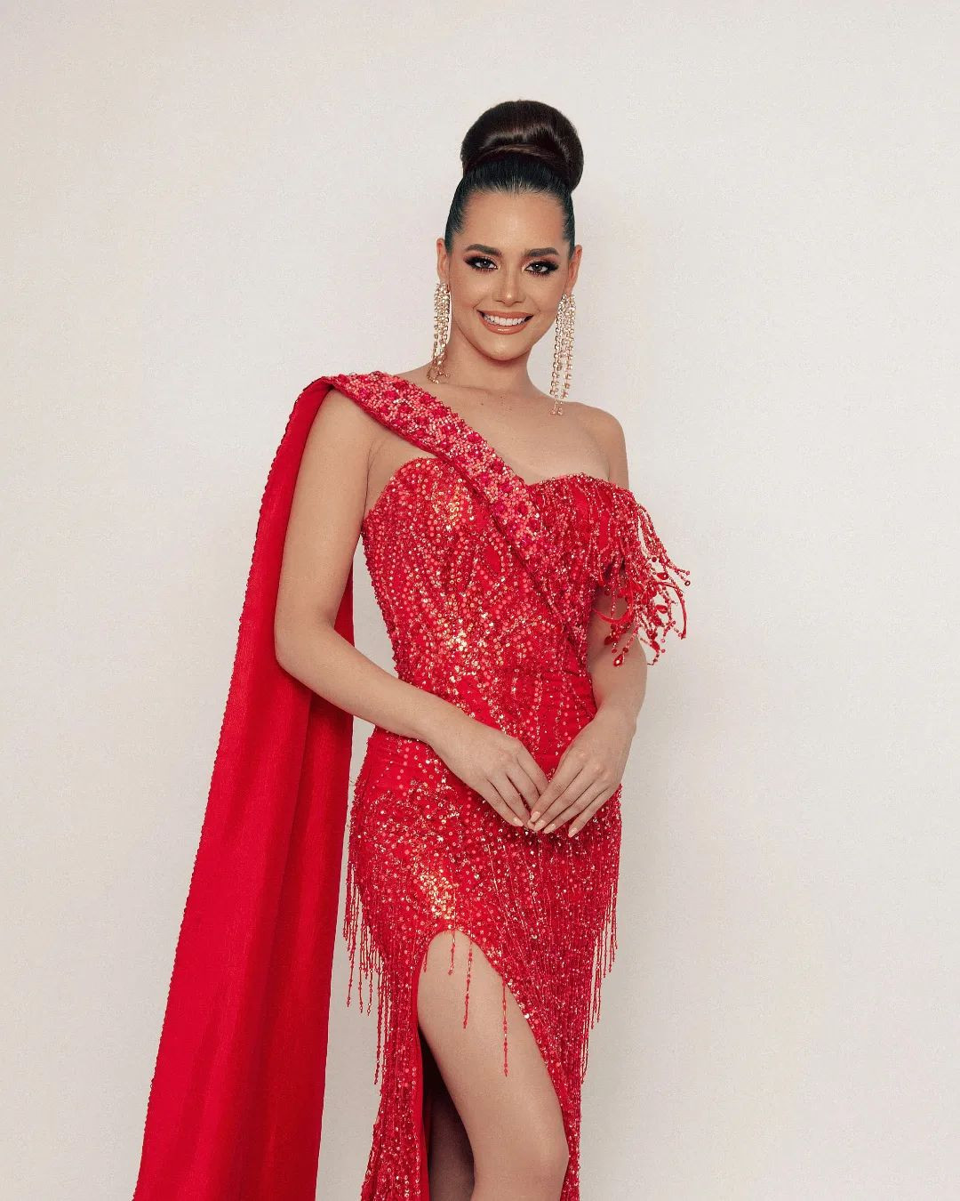 Người đẹp đã có bằng về Tiếp thị và Truyền thông. María nói được tiếng Tây Ban Nha, tiếng Anh và tiếng Pháp.