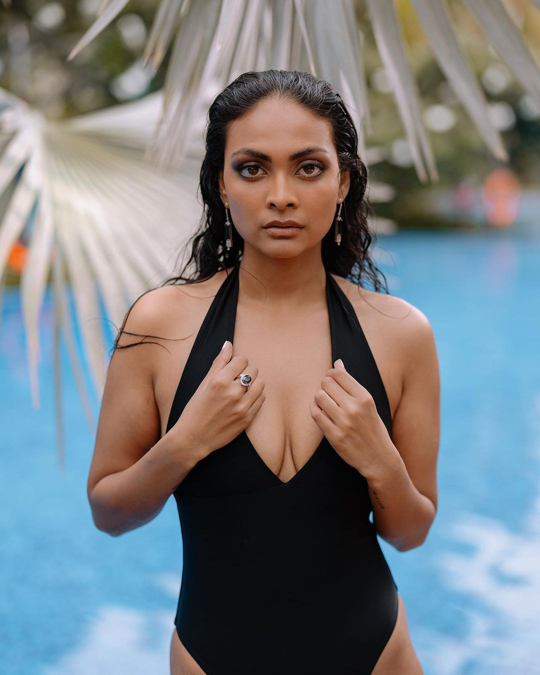 Việc ban tổ chức Hoa hậu Hoàn vũ Australia đưa thí sinh sang Việt Nam chụp ảnh bikini khiến nhiều người bất ngờ. Trước đó, thí sinh Hoa hậu Trái Đất Thái Lan 2023 cũng có buổi chụp ảnh bikini trên bãi biển Đà Nẵng, thu hút sự chú ý của khách du lịch.