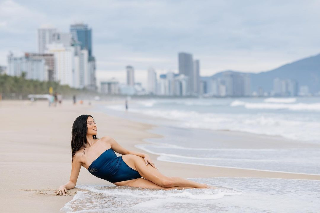 Trang chủ Hoa hậu Hoàn vũ Australia đăng tải loạt ảnh bikini của dàn thí sinh năm nay được thực hiện ở bãi biển Đà Nẵng. Cuộc thi năm nay có sự tham dự của 24 người đẹp.