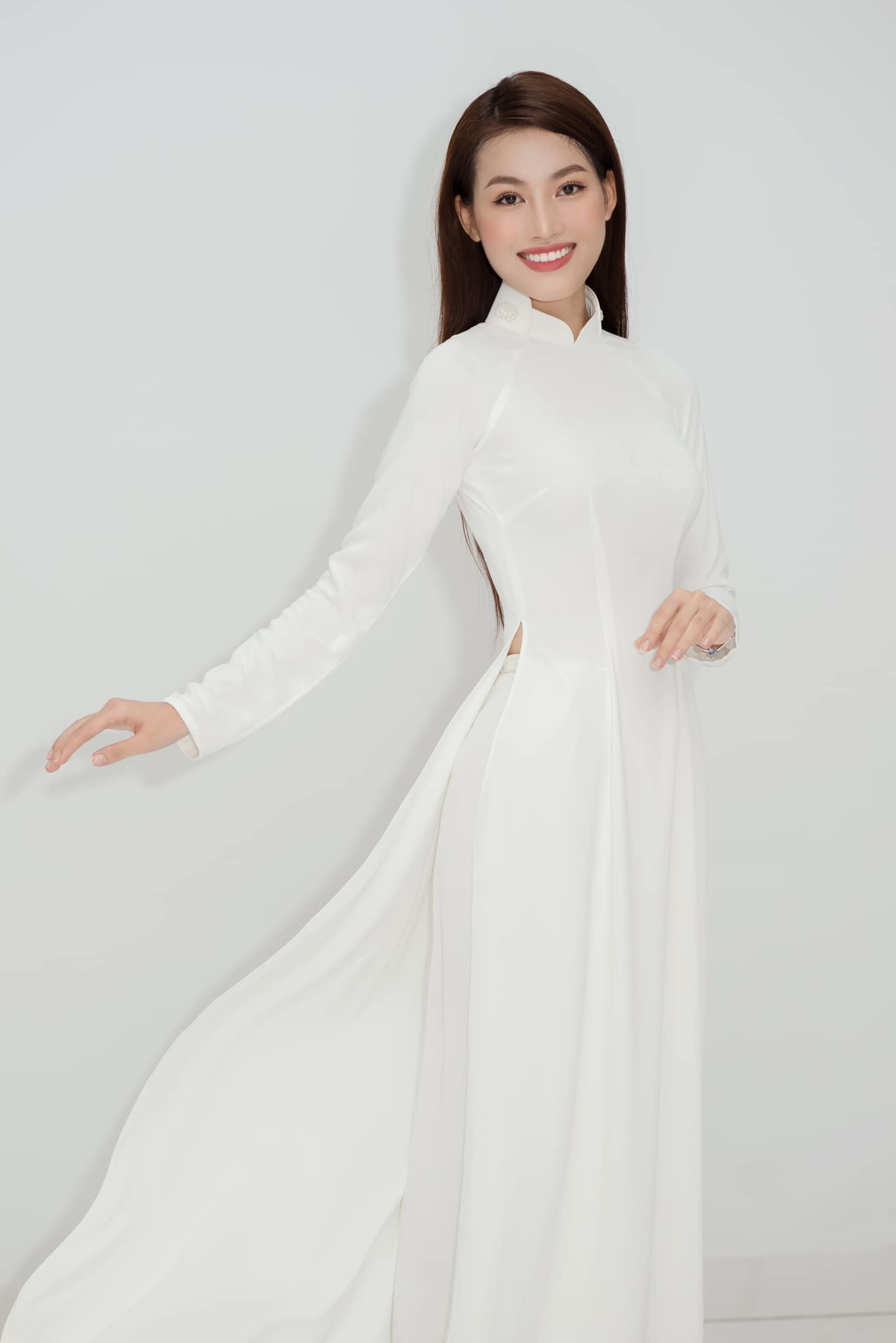 Á hậu Hòa bình Việt Nam 2022 Minh Thư thanh lịch với áo dài trắng, chào đón ngày Quốc khánh. Á hậu Hòa bình Việt Nam 2022 Minh Thư thanh lịch với áo dài trắng, chào đón ngày Quốc khánh.