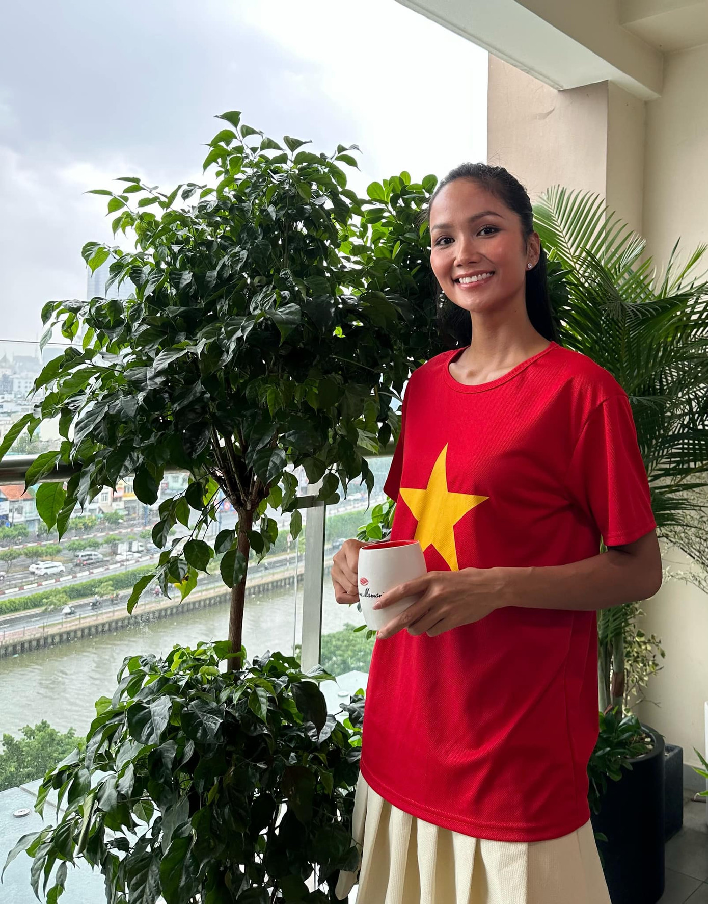 Hoa hậu H'Hen Niê, Đỗ Thị Hà chia sẻ trên trang cá nhân niềm hân hoan trong ngày lễ Quốc khánh. Hoa hậu H'Hen Niê, Đỗ Thị Hà chia sẻ trên trang cá nhân niềm hân hoan trong ngày lễ Quốc khánh.