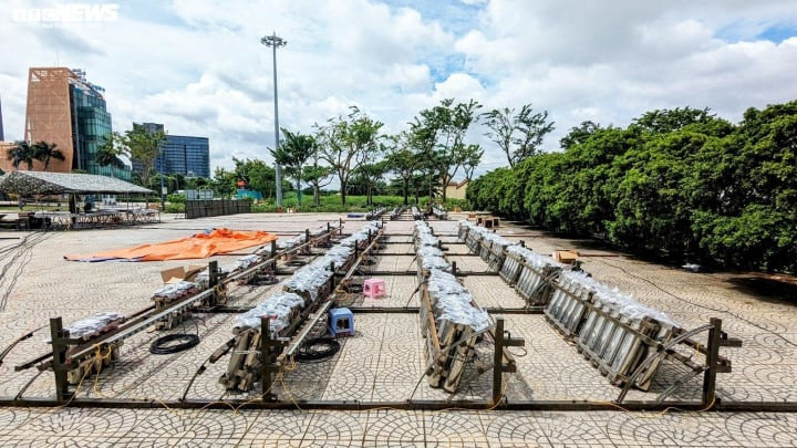 Để chào mừng 78 năm ngày Cách mạng Tháng Tám và Quốc khánh 2/9, TP.HCM sẽ tổ chức bắn pháo hoa tại hai điểm: Một điểm tầm cao ở khu vực đầu đường hầm sông Sài Gòn (phường Thủ Thiêm, TP Thủ Đức); một điểm bắn pháo hoa tầm thấp tại công viên văn hóa Đầm Sen (phường 3, quận 11).