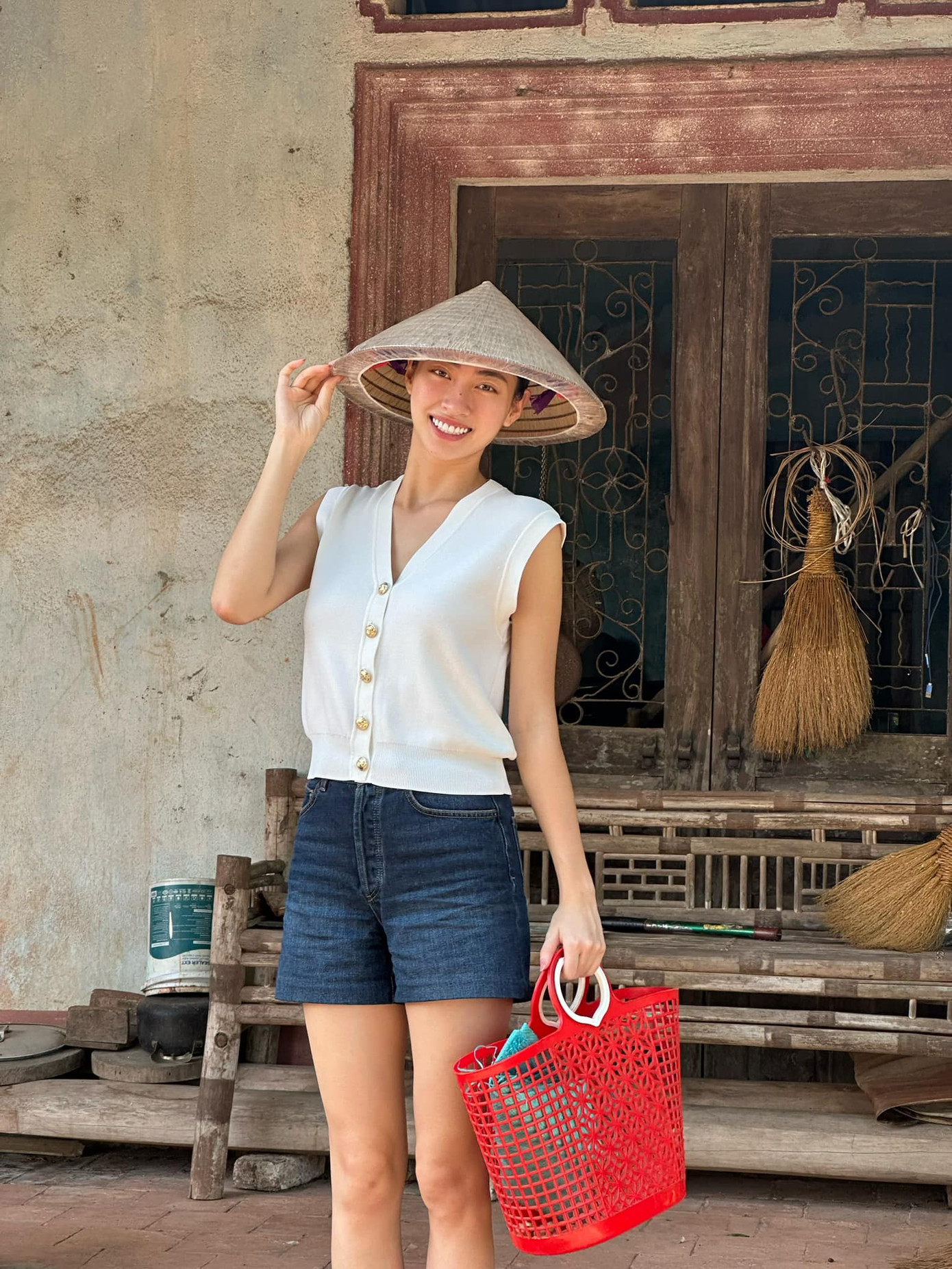 Hoa hậu Lương Thùy Linh giản dị xách làn đi chợ khi về thăm quê nội ở Bắc Giang vào dịp nghỉ lễ 2/9. Hoa hậu Lương Thùy Linh giản dị xách làn đi chợ khi về thăm quê nội ở Bắc Giang vào dịp nghỉ lễ 2/9.