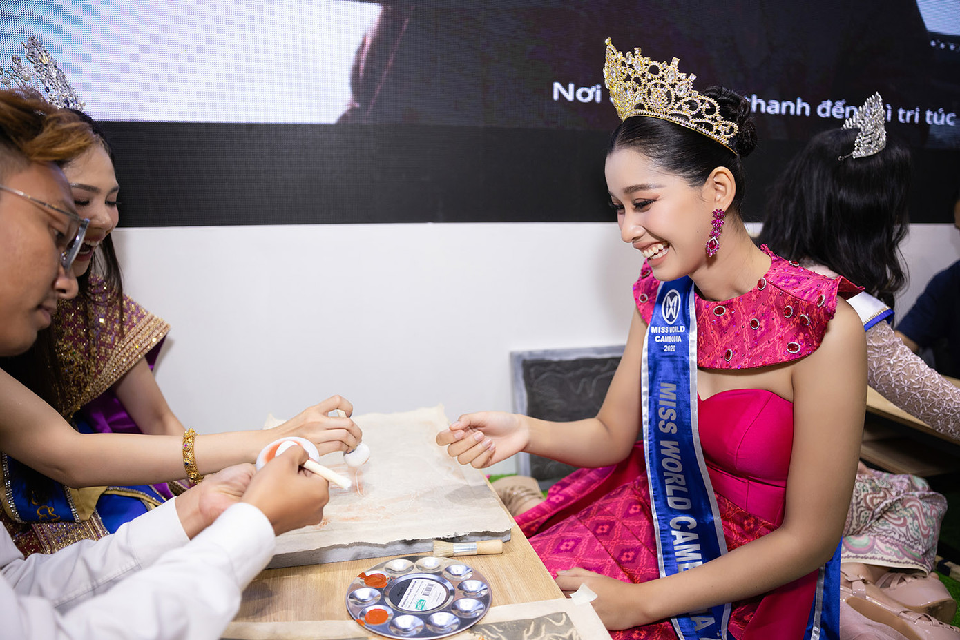 Các hoa hậu quốc tế hào hứng khi chứng kiến những nét văn hóa truyền thống đặc sắc được trưng bày tại hội chợ.