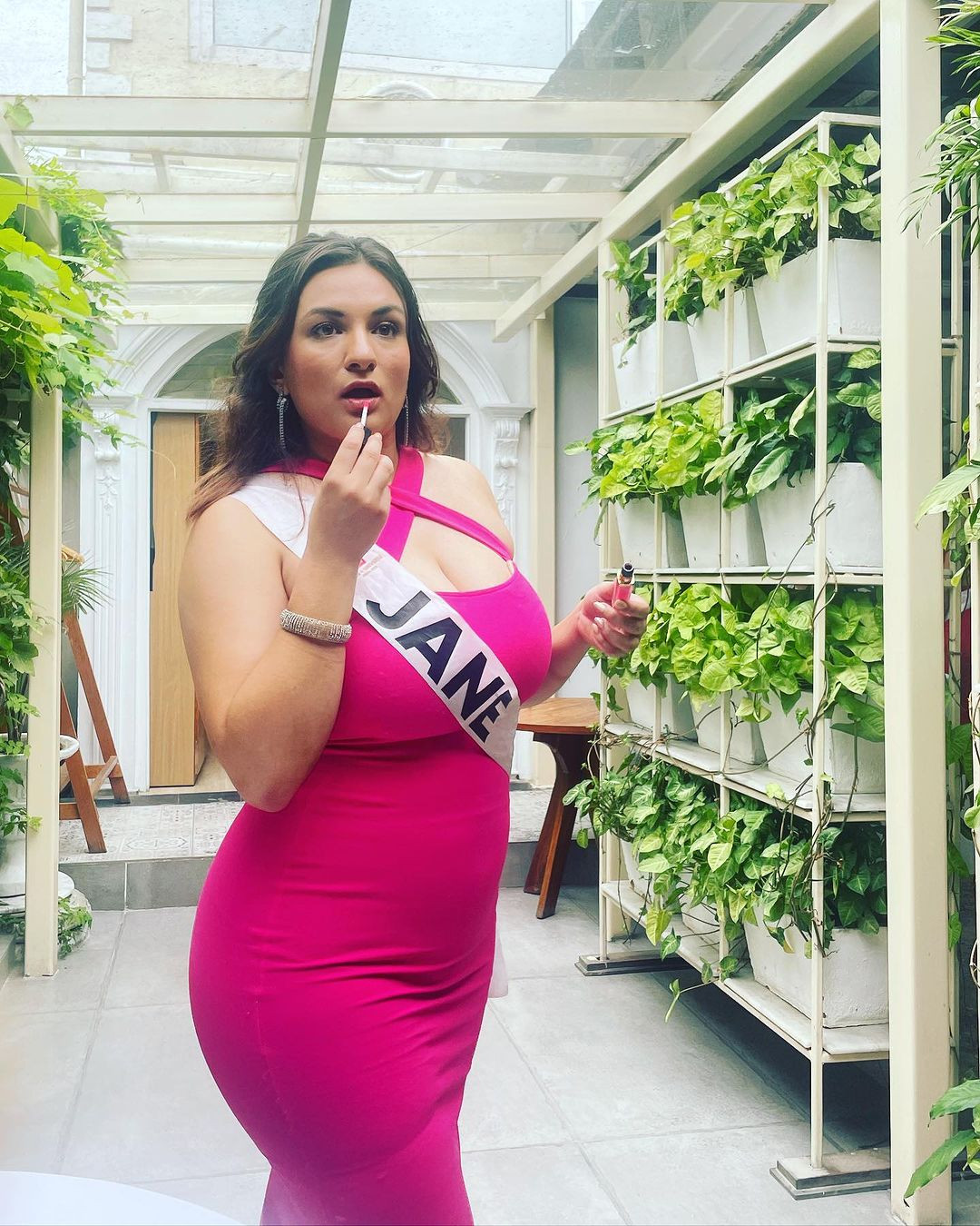 Ngay sau đêm chung kết, hình ảnh Jane Dipika Garrett được đăng tải trên các diễn đàn sắc đẹp và gây chú ý vì ngoại hình đặc biệt của cô.