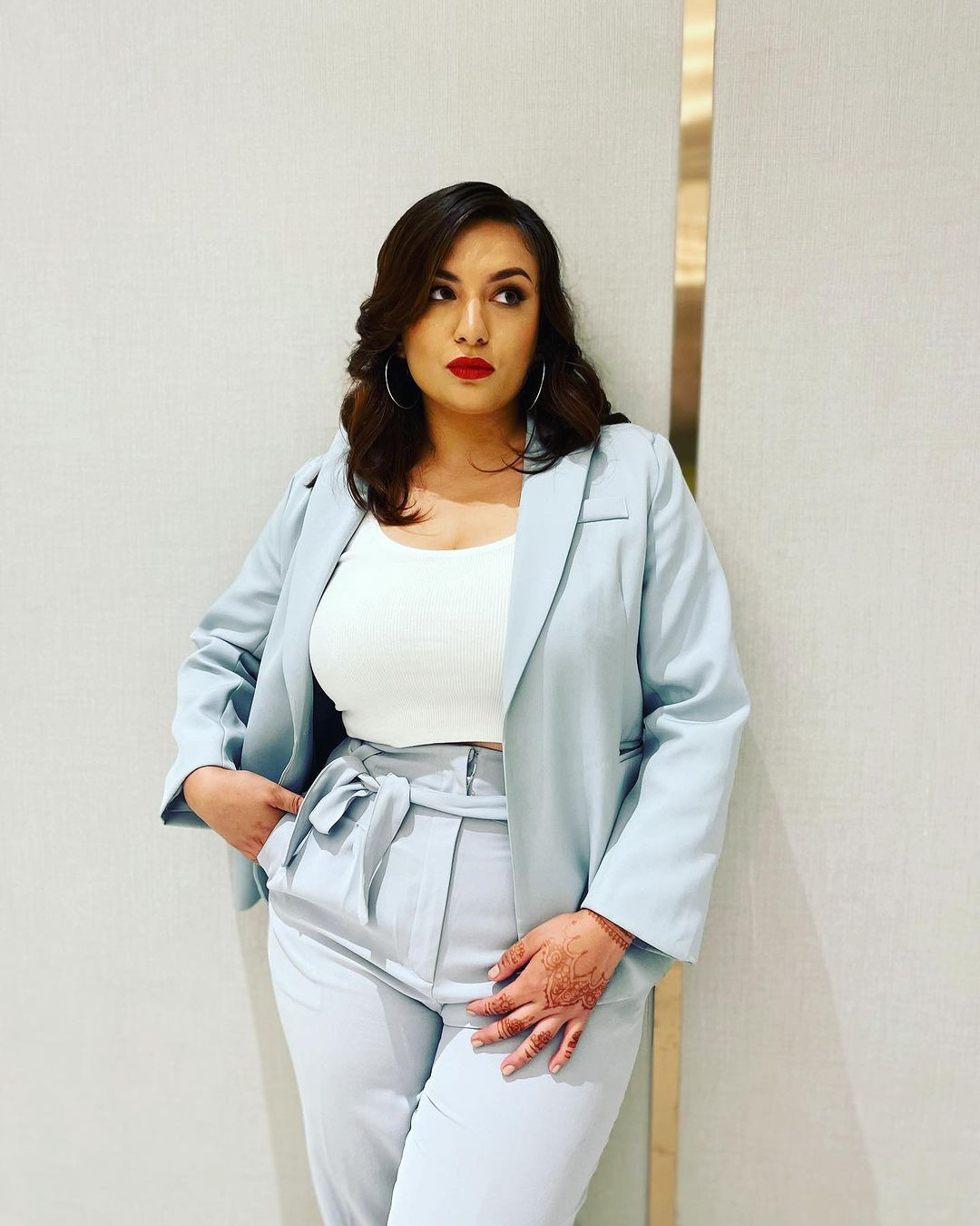 "Là phụ nữ đẫy đà và không đáp ứng được những tiêu chuẩn sắc đẹp nhất định, tôi ở đây để đại diện cho những người phụ nữ đang vật lộn với việc tăng cân, đấu tranh với các vấn đề về nội tiết tố. Tôi tin rằng không chỉ có một kiểu đẹp duy nhất, mỗi phụ nữ đều xinh đẹp theo cách riêng của cô ấy", tân Hoa hậu Hoàn vũ Nepal nói.