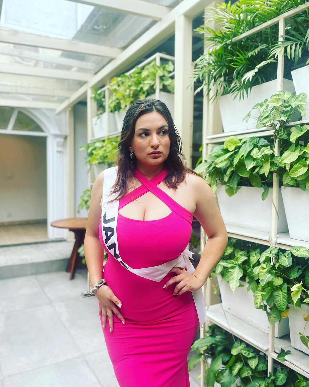 Ngay sau đêm chung kết, hình ảnh Jane Dipika Garrett được đăng tải trên các diễn đàn sắc đẹp và gây chú ý vì ngoại hình đặc biệt của cô.