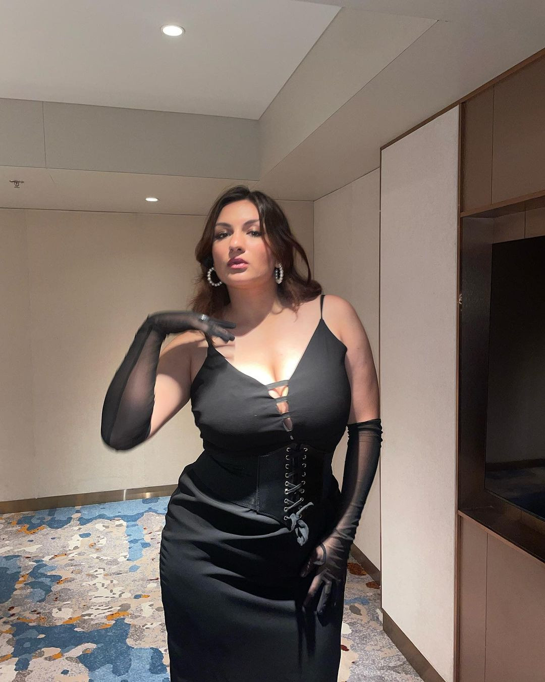 Cô năm nay 22 tuổi, là y tá và đồng thời là nhà phát triển kinh doanh đến từ Kathmandu. Jane Dipika đã làm nên lịch sử khi trở thành người đẹp ngoại cỡ đầu tiên giành được danh hiệu quốc gia.